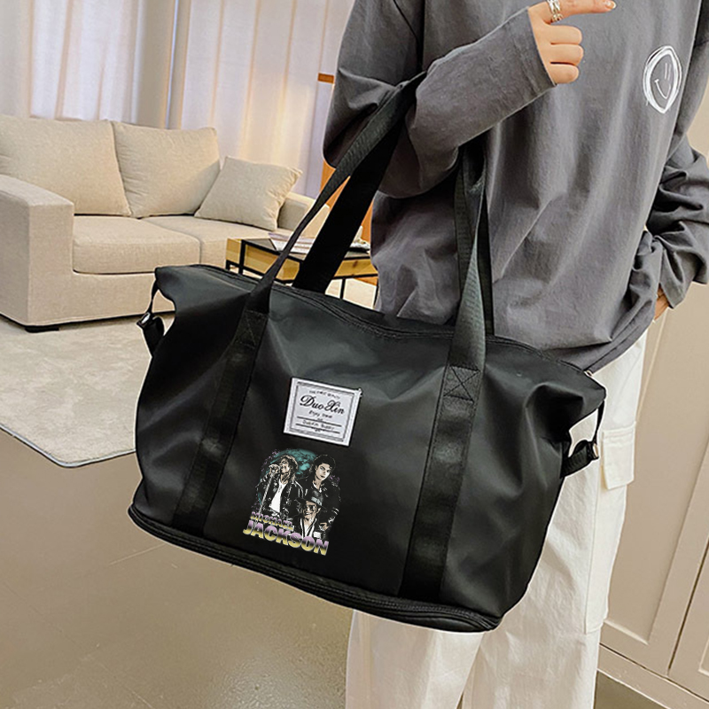 Michael Jacksons Carry on Trav - Anime Tote Bag recension och pris